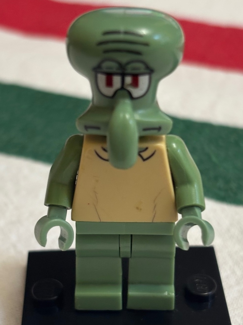 2nd HAND condition "Squidward" bob020 from set 3834. Hairline cracks/chip on eye